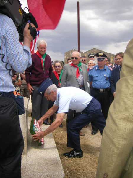 30 Laying wreath at memorial